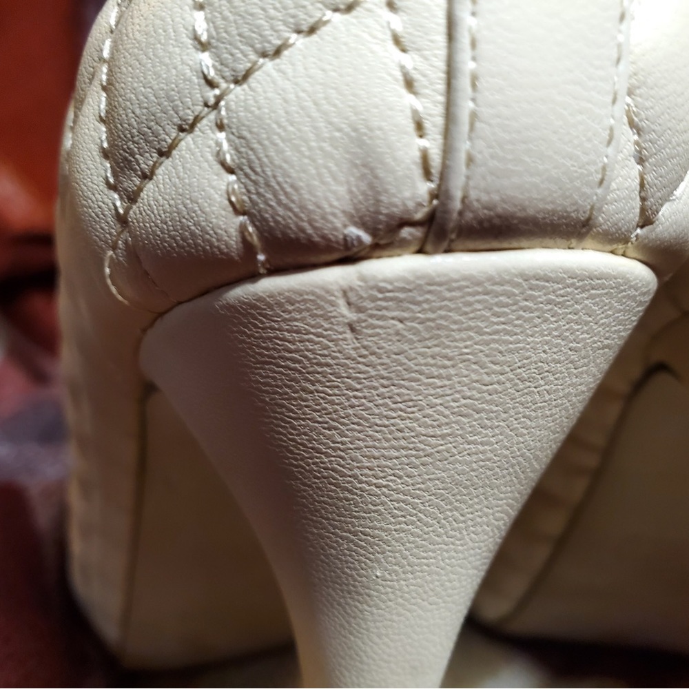Vintage Cream Color Quilted Vegan Leather Pumps. 4.5" Heel. Size 8 - Picture 13 of 16